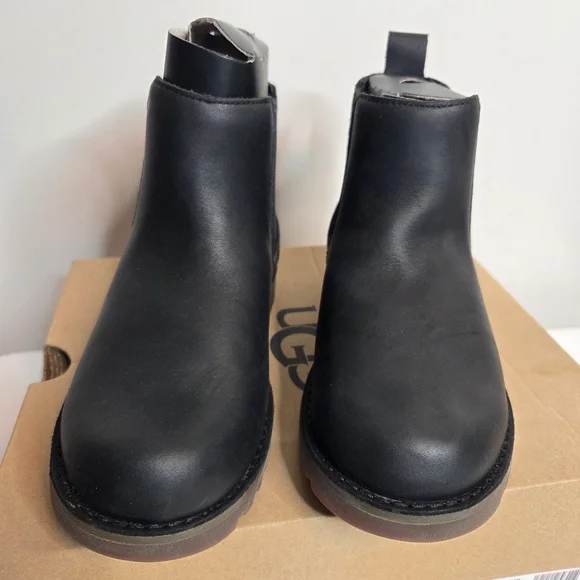 NWT UGG Kids Callum Ankle Boot Leather Chelsea Black, Size 2 - Picture 4 of 11